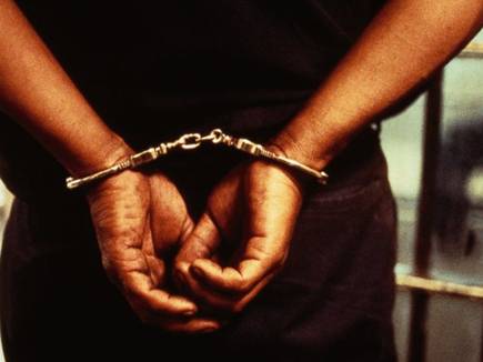 रघुनाथपुर पुलिस ने आर्म्स एक्ट के आरोपी शिक्षक को किया गिरफ्तार