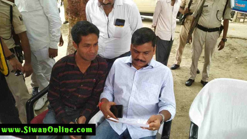 लापता खुर्रम बाबू के छोटा भाई से पूछताछ करते एसपी नवीन चन्द्र झा