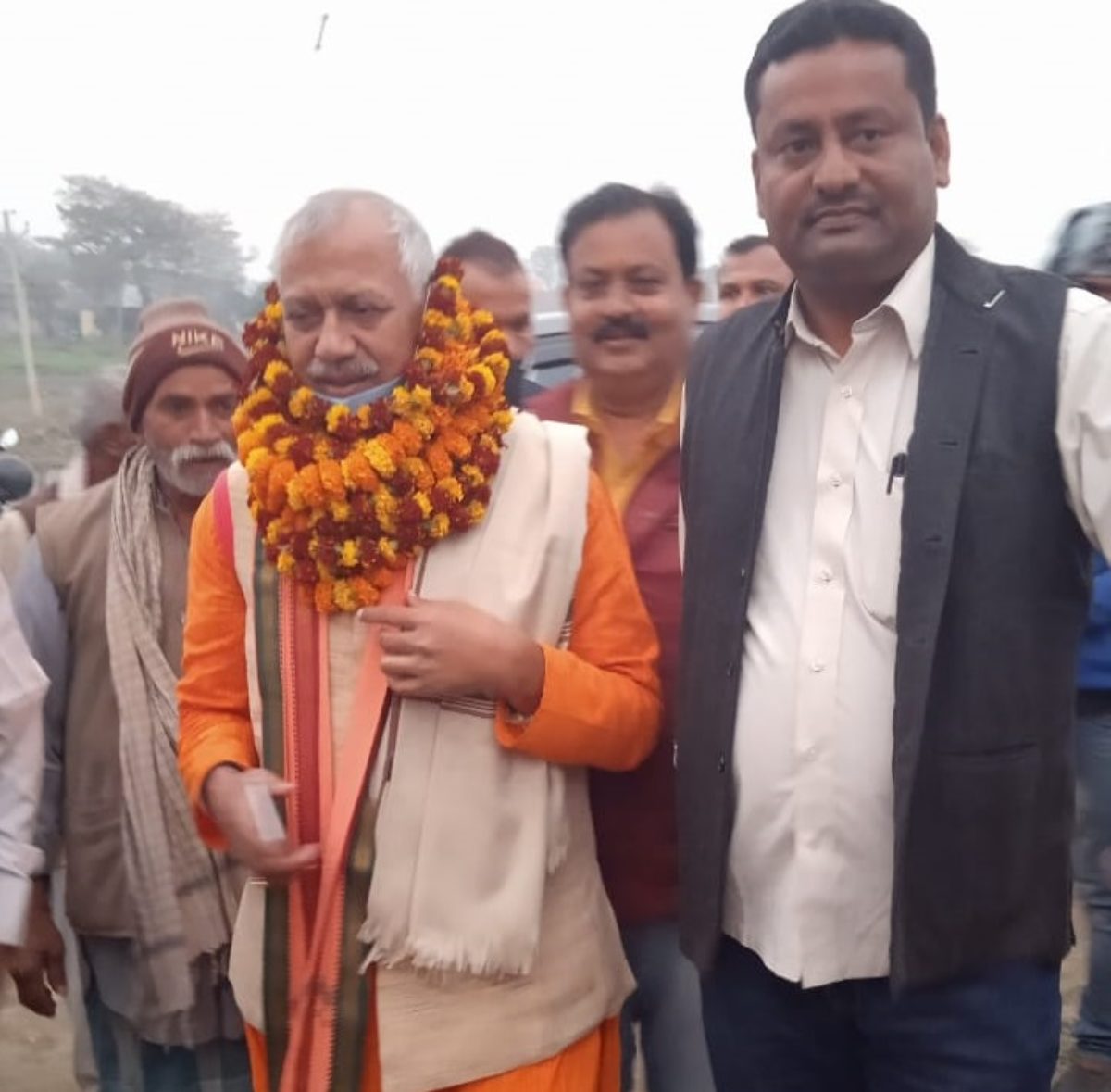 महराजगंज के सांसद जनार्दन सिंह सिग्रीवाल क्षेत्र भ्रमण के दौरान सुनी जनसमस्या, शीघ्र निदान का दिलाया भरोसा