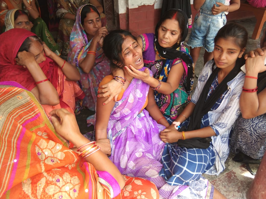 मृत युवक के रोते बिलखते परिजन